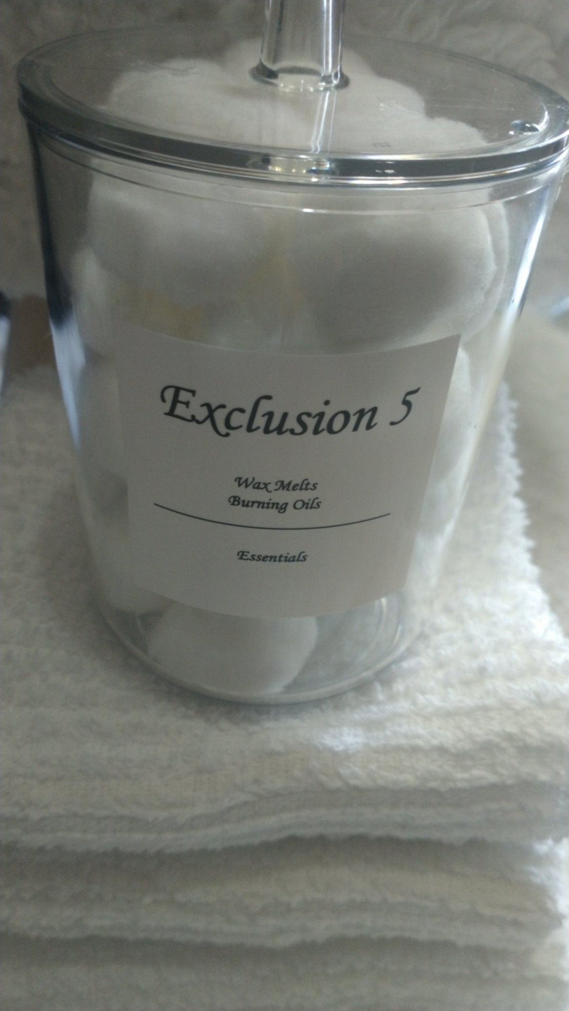 Easy Clean Ups This is a clear plastic container filled with white cotton balls to soak up your Wax Melts & Burning Oils